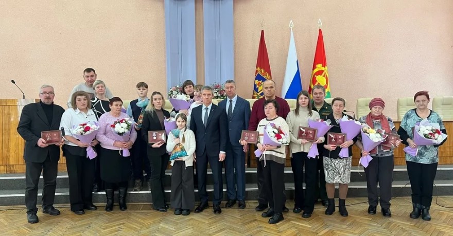 В брянских Клинцах семьям погибших воинов передали государственные награды