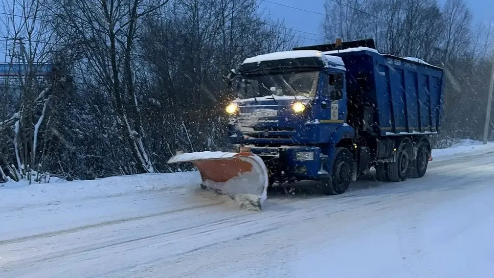 На Брянщине устраняют последствия снегопада и ледяного дождя