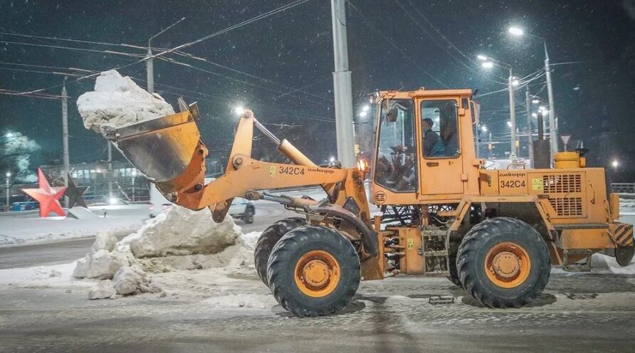 На улицах Брянска продолжается уборка снега