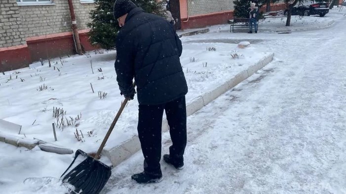 В Брянске управляющие компании ведут уборку дворов