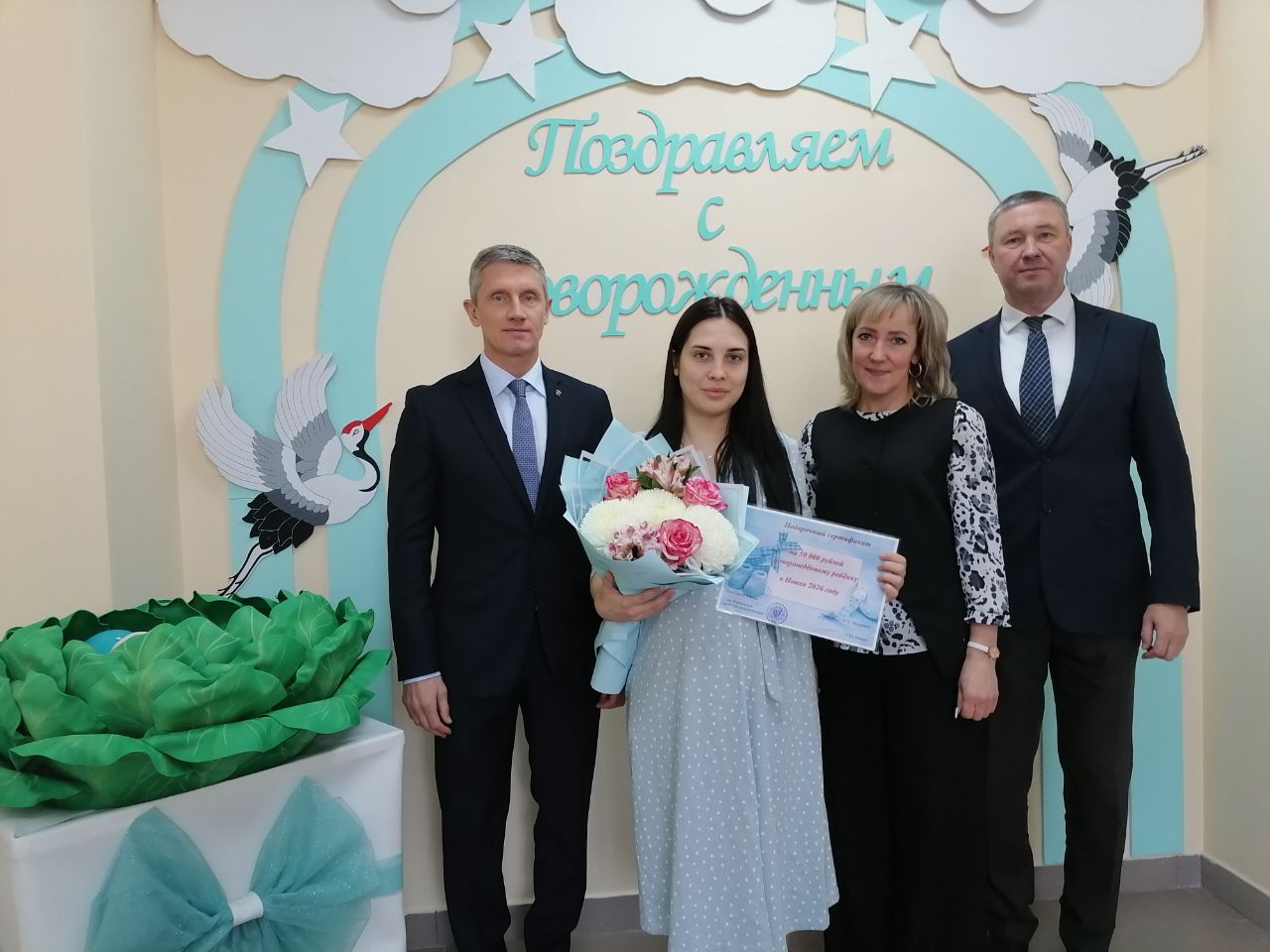 Руководители брянских Клинцов поздравили молодую маму с рождением сына