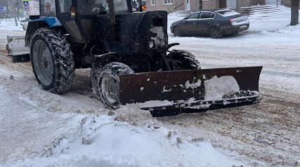 В Клинцах убирают снег
