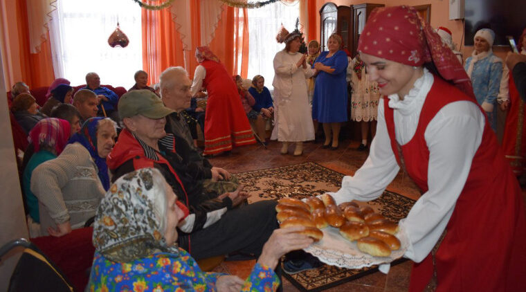 Ветеранов из Дома милосердия Клинцовского района поздравили со старым Новым годомМ