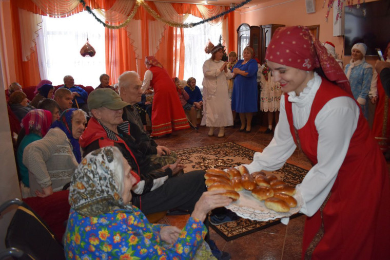 Ветеранов из Дома милосердия Клинцовского района поздравили со старым Новым годомМ