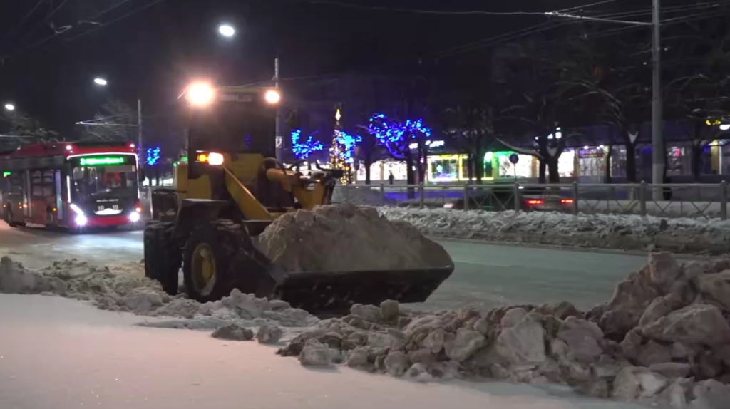 Коммунальные службы в Брянске расчистили центральные улицы от снега