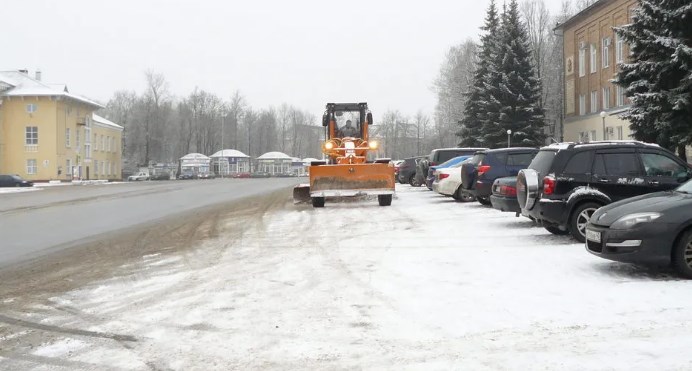 В Дятьково, Клетне и Новозыбкове чистят дороги от снега