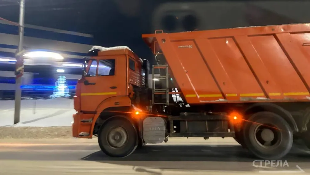 В Брянске продолжается уборка снега после обильных осадков