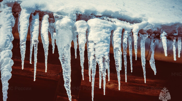 Сосульки и наледи на крышах зданий очень опасны
