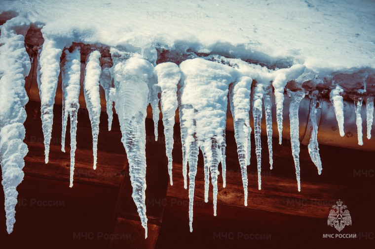 Сосульки и наледи на крышах зданий очень опасны