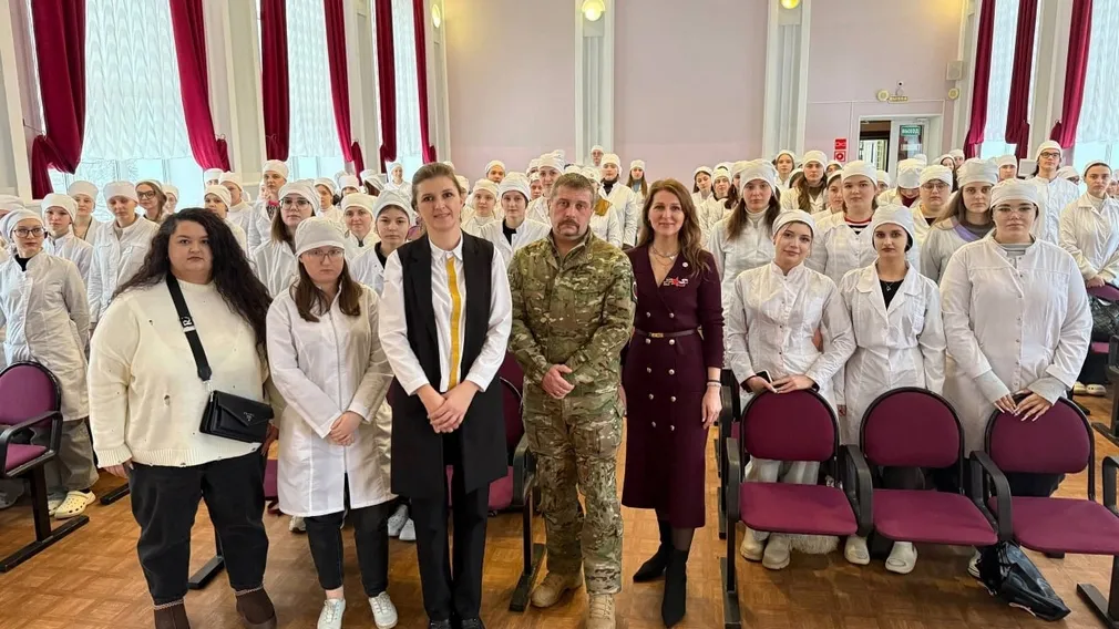 В Брянске студенты-медики встретились с ветераном СВО