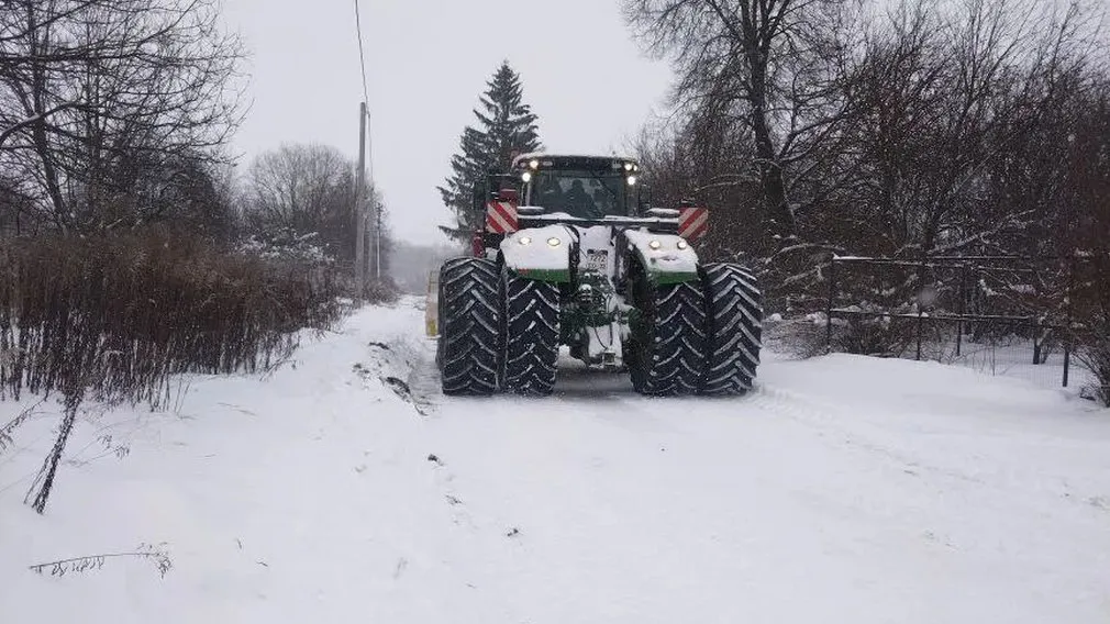 На Брянщине в Выгоничском районе продолжается уборка снега на дорогах