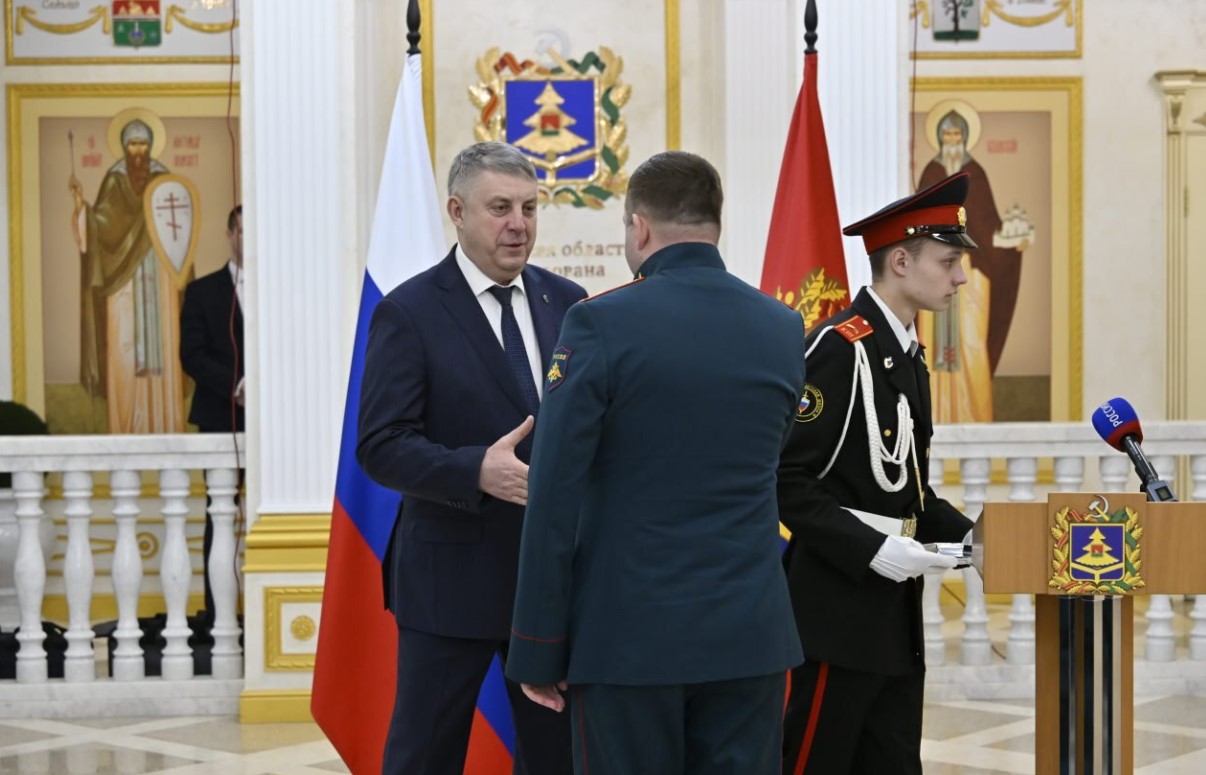 Александр Богомаз вручил удостоверения участникам проекта «Брянские герои»