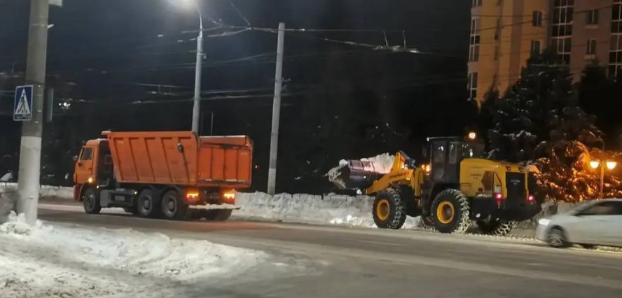 В Брянске чистят дороги от снега