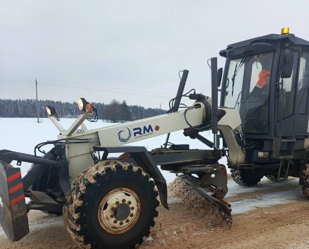 На Брянщине обрабатывают автодороги от снега и гололеда