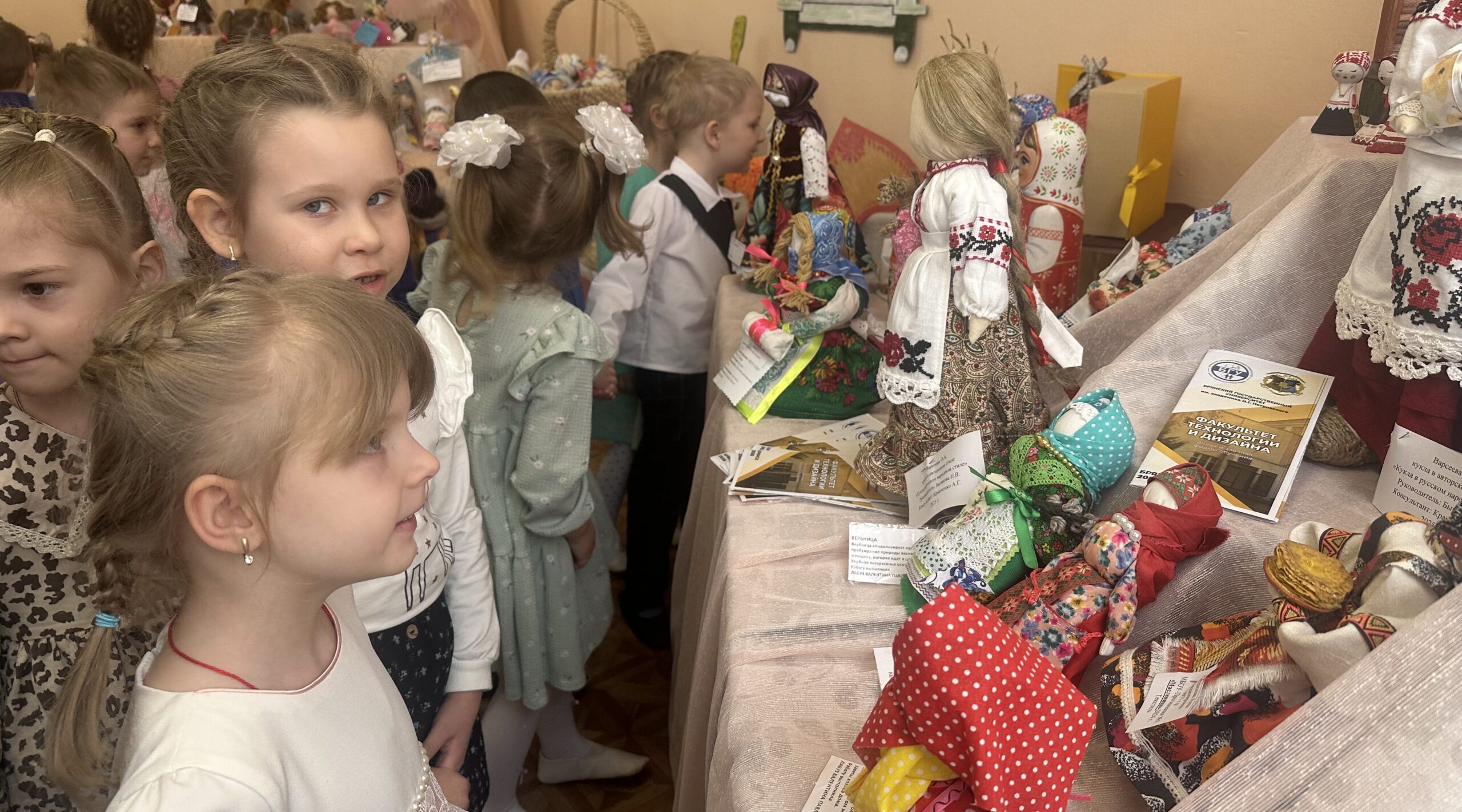 В Клинцах открылась выставка «Кто в куклы не играл, тот счастья не знал»