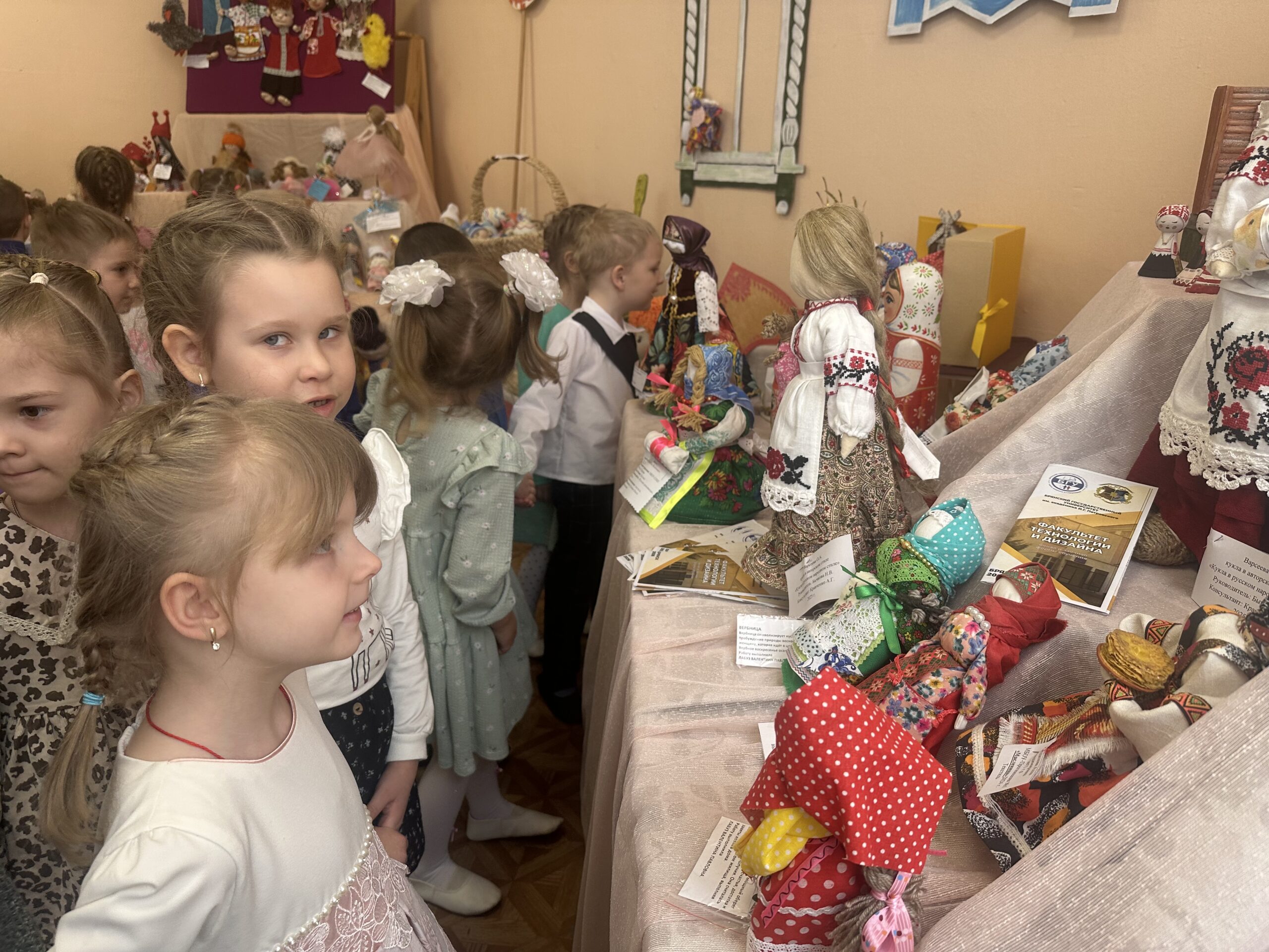 В Клинцах открылась выставка «Кто в куклы не играл, тот счастья не знал»