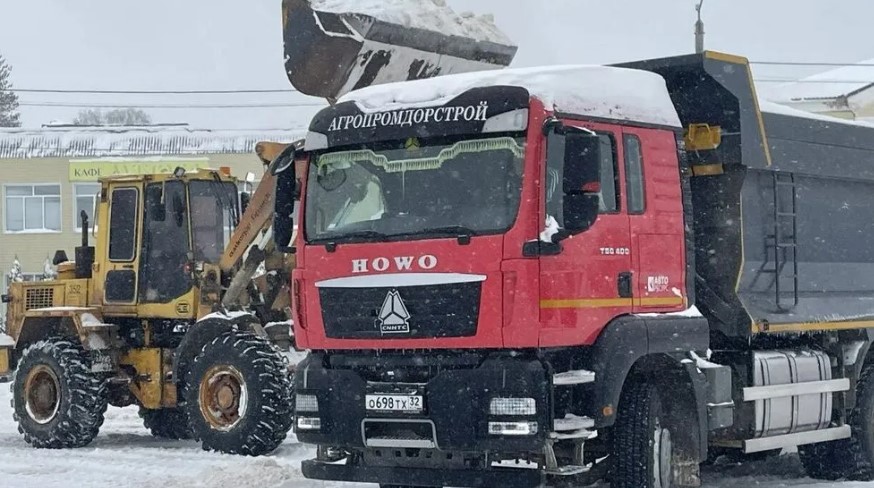 На Брянщине устраняют последствия снегопада