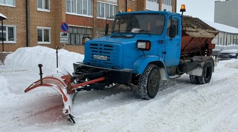 На Брянщине устраняют последствия снегопада