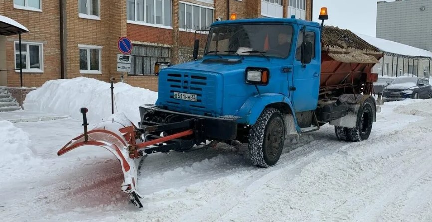 На Брянщине устраняют последствия снегопада