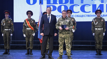 Глава Брянщины вручил медали «Отец солдата»