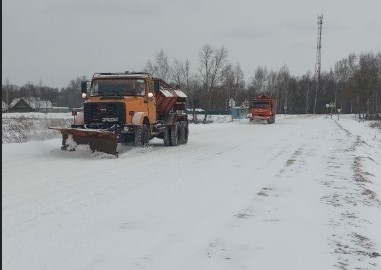 На автодорогах Брянской области продолжается уборка снега