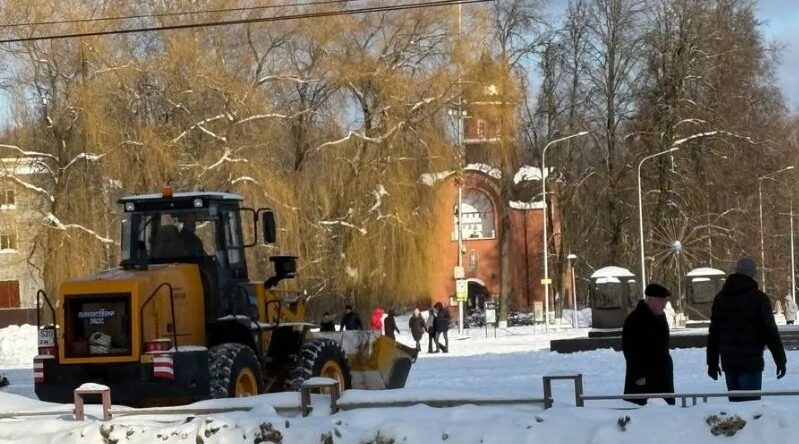 На улицах Брянска продолжают убирать снег