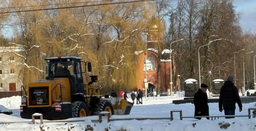 На улицах Брянска продолжают убирать снег