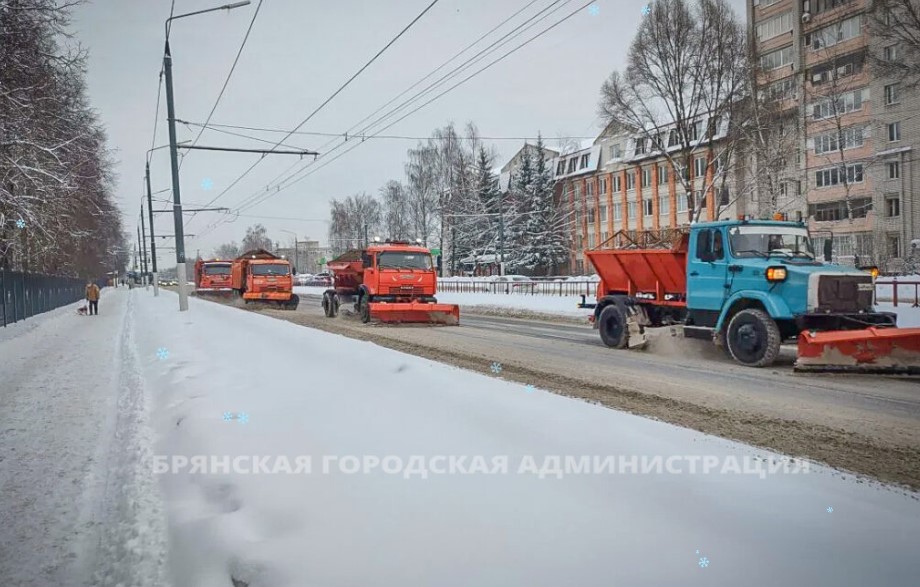 В Брянске продолжается уборка снега