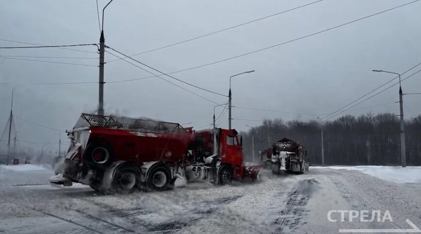 На брянских дорогах активно работает спецтехника