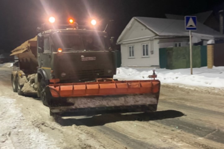 В брянских Клинцах идет уборка снега