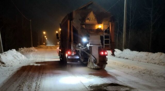 На Брянщине обработка автодорог ведется в круглосуточном режиме