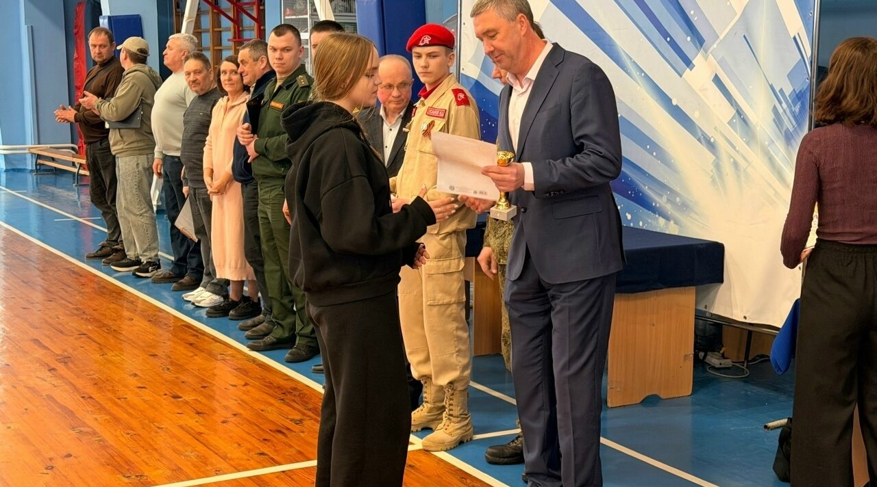 В брянских Клинцах прошла эстафета «Вперед, защитники Отечества!»