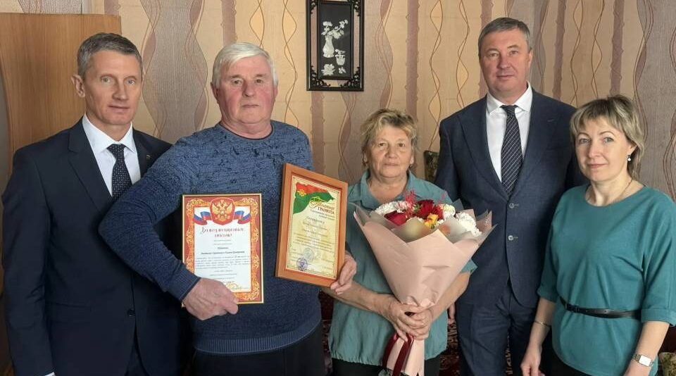 В Клинцах семью Шатовых поздравили с изумрудной свадьбой