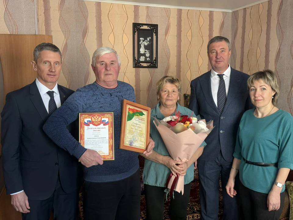 В Клинцах семью Шатовых поздравили с изумрудной свадьбой