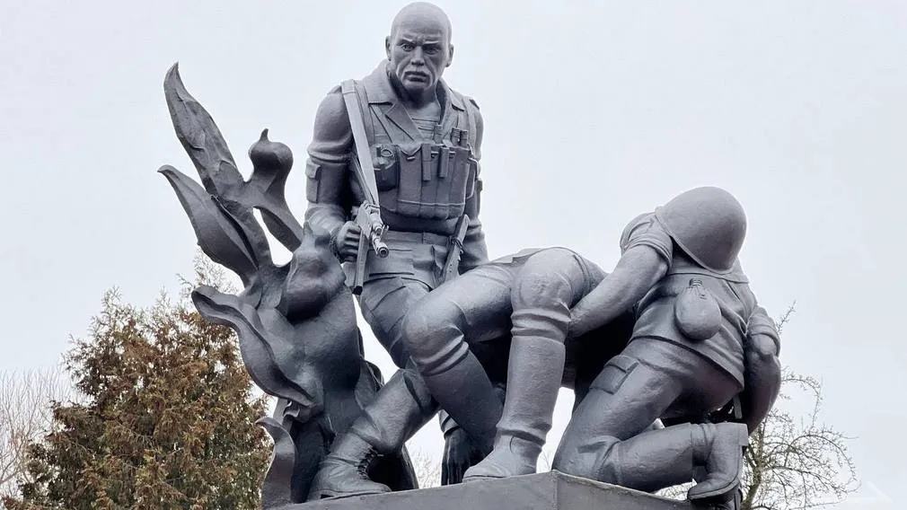 В День памяти воинов-интернационалистов в Брянске возложили цветы к мемориалу «Круговая оборона»