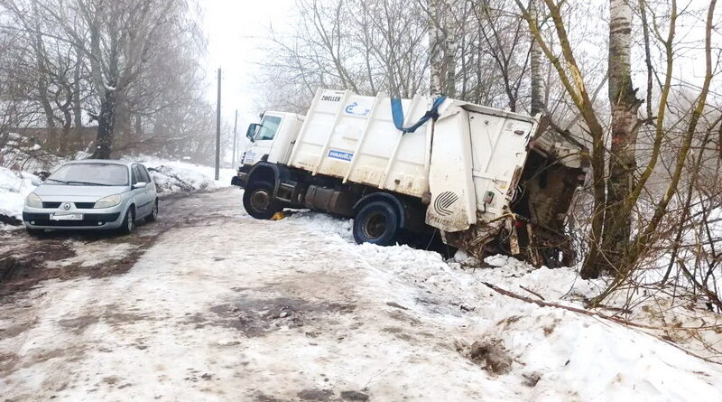 В Клинцовском районе мусоровоз снесло с дороги в овраг