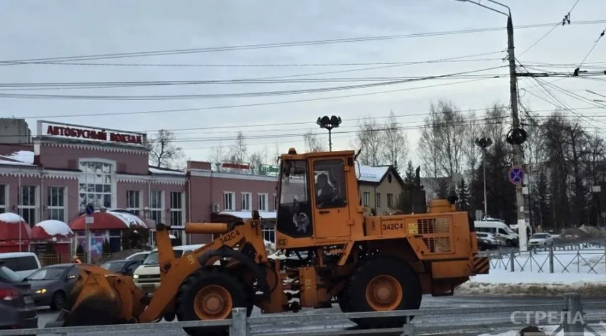 В Брянске продолжается уборка снега