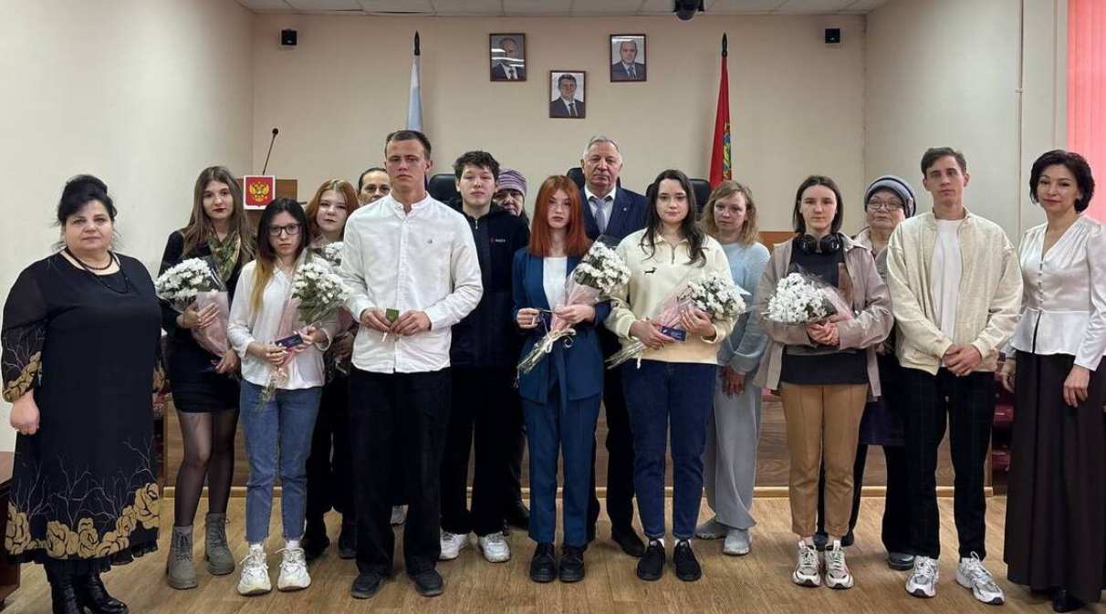 В брянском Стародубе вручили ключи от квартир детям-сиротам