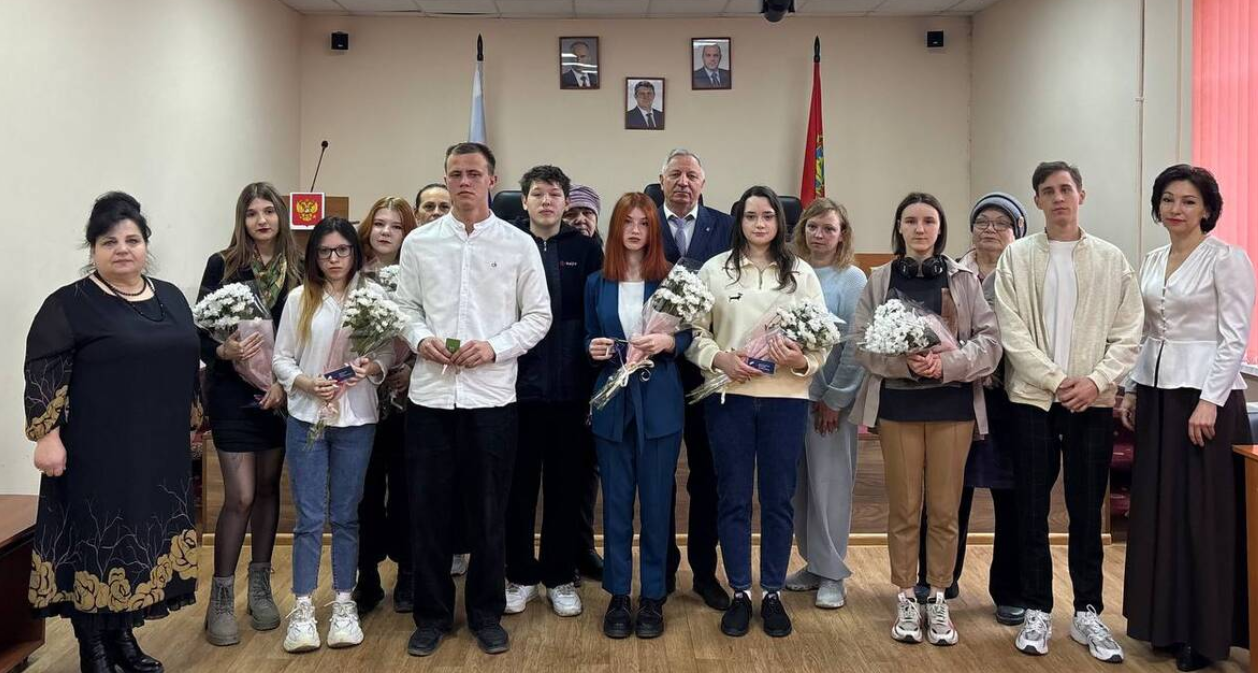 В брянском Стародубе вручили ключи от квартир детям-сиротам