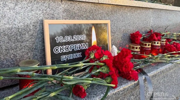 В память о погибших из-за теракта ВСУ в Брянске жители несут цветы к мемориалу