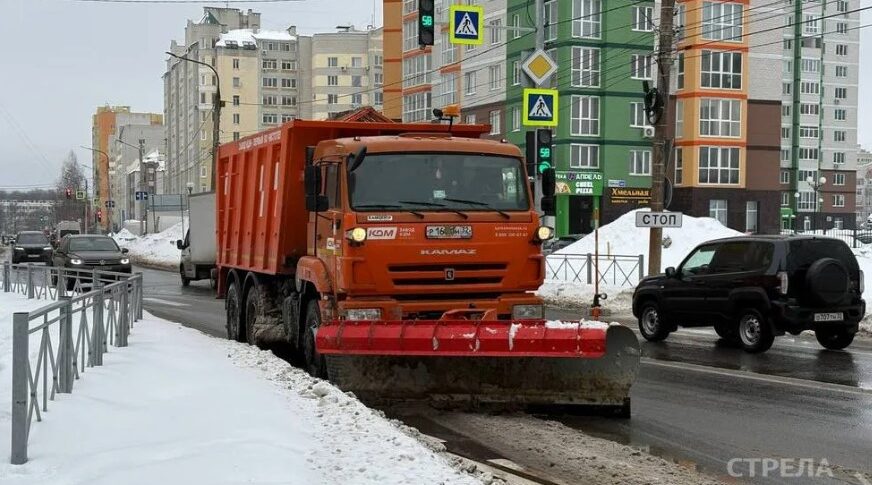 В Брянске продолжается уборка снега