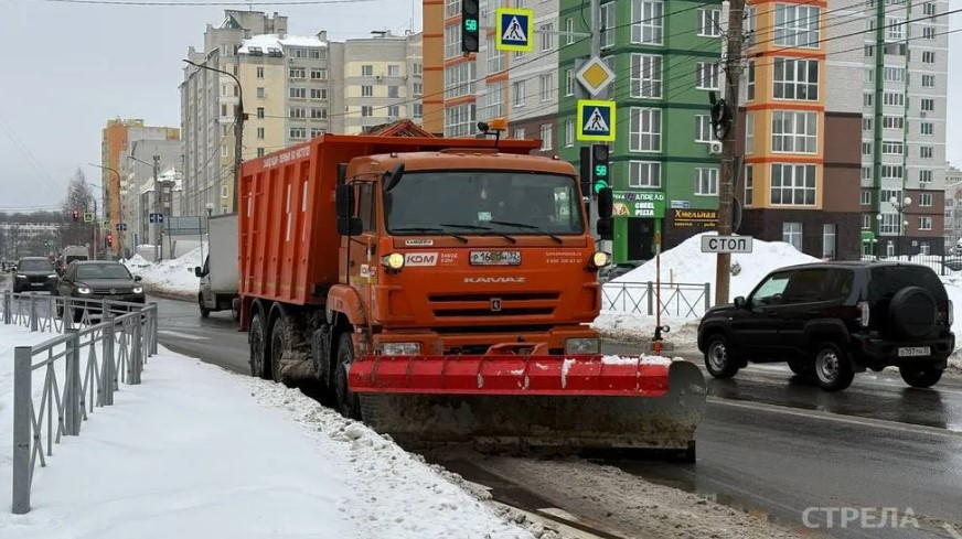 В Брянске продолжается уборка снега