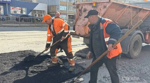 В Брянске на улице Романа Брянского специалисты проводят дорожные работы