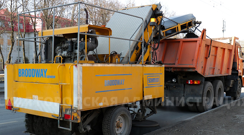 На улицы Брянска выехала техника для уборки смёта