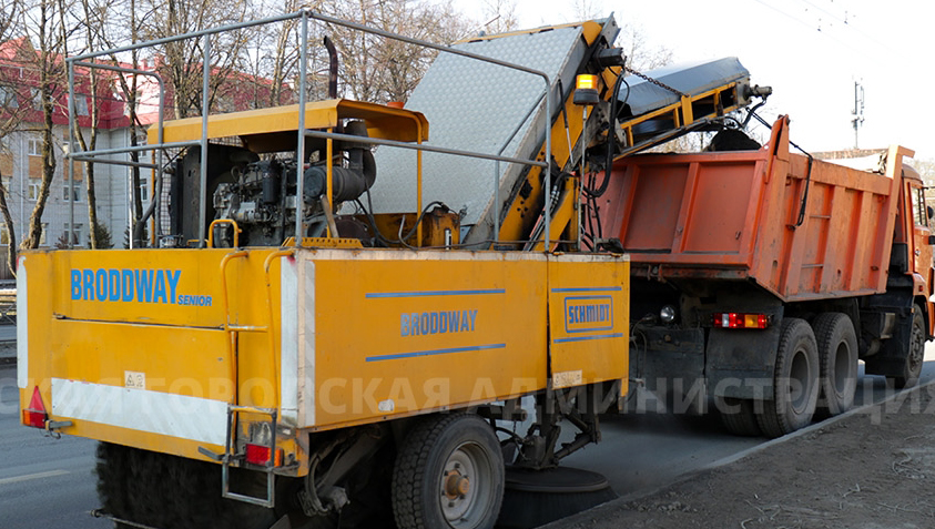 На улицы Брянска выехала техника для уборки смёта