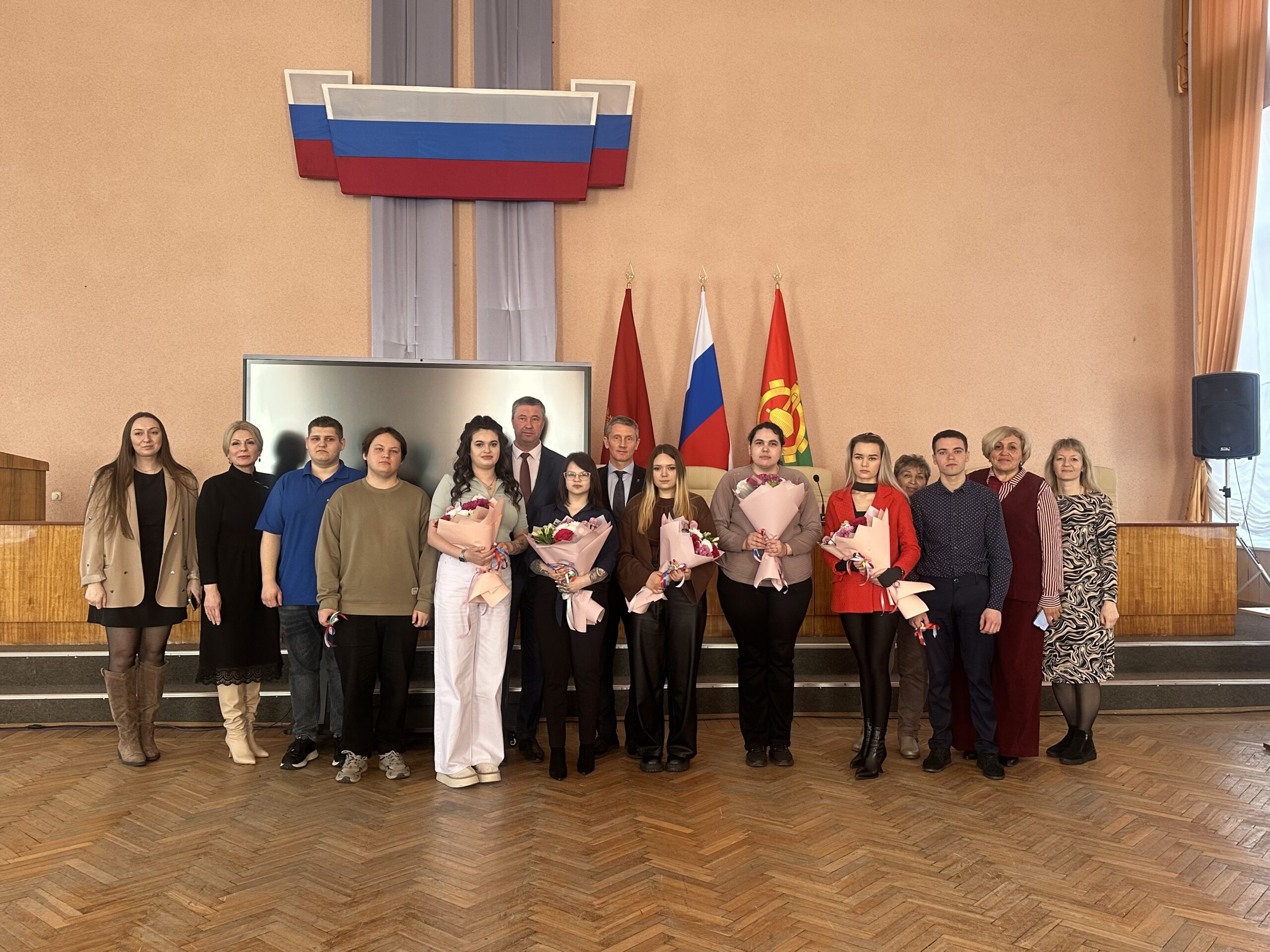 В Клинцах вручили ключи от квартир детям-сиротам