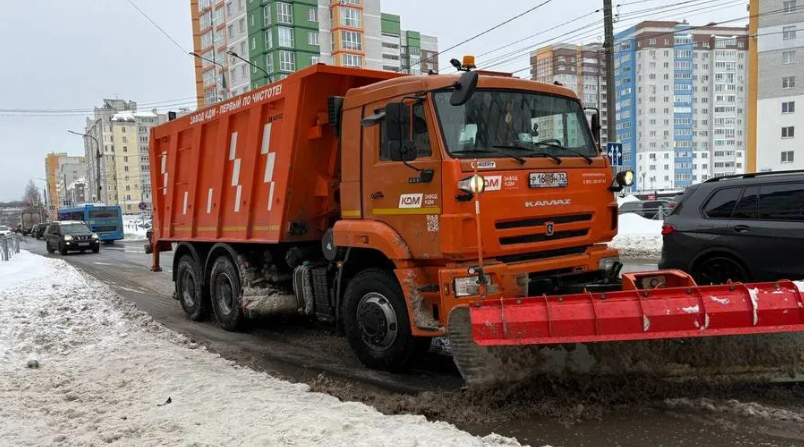 Брянск продолжают очищать от снега