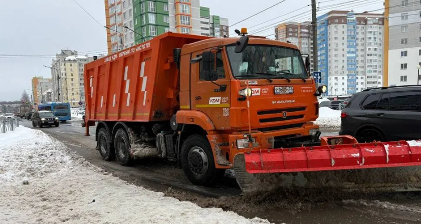 Брянск продолжают очищать от снега