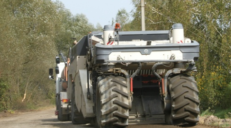 На Брянщине ремонтируют дороги используя технологию холодной регенерации