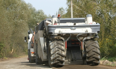 На Брянщине ремонтируют дороги используя технологию холодной регенерации